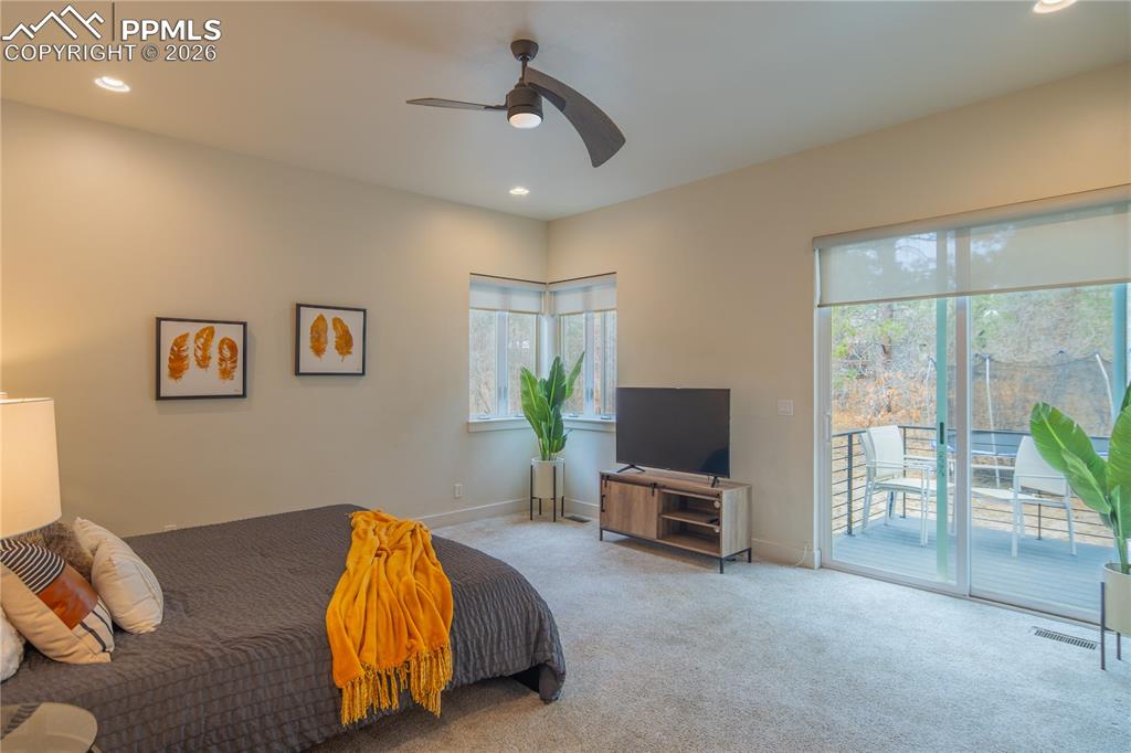 Image 17 of 50: Bedroom