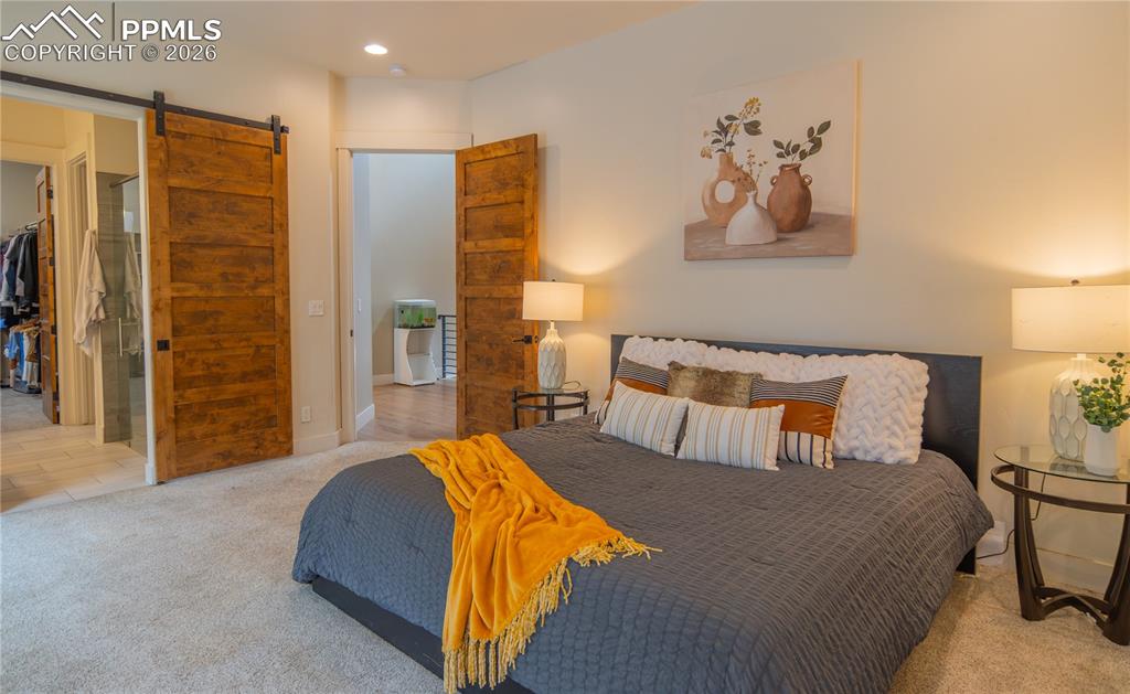 Image 18 of 50: Bedroom