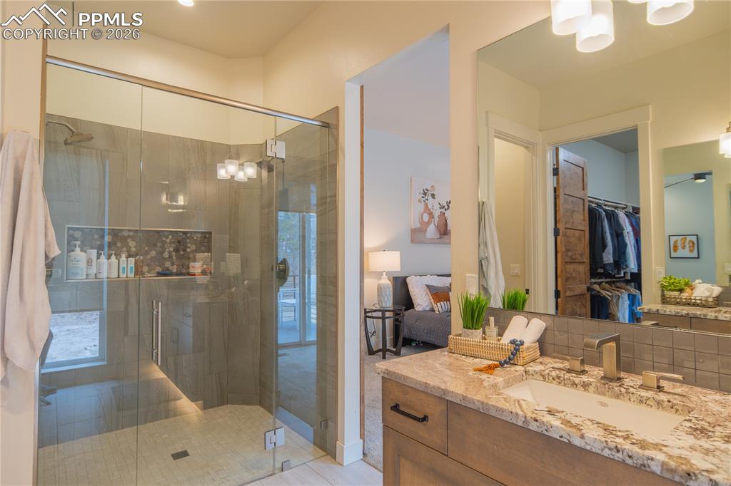 Image 19 of 50: Bathroom