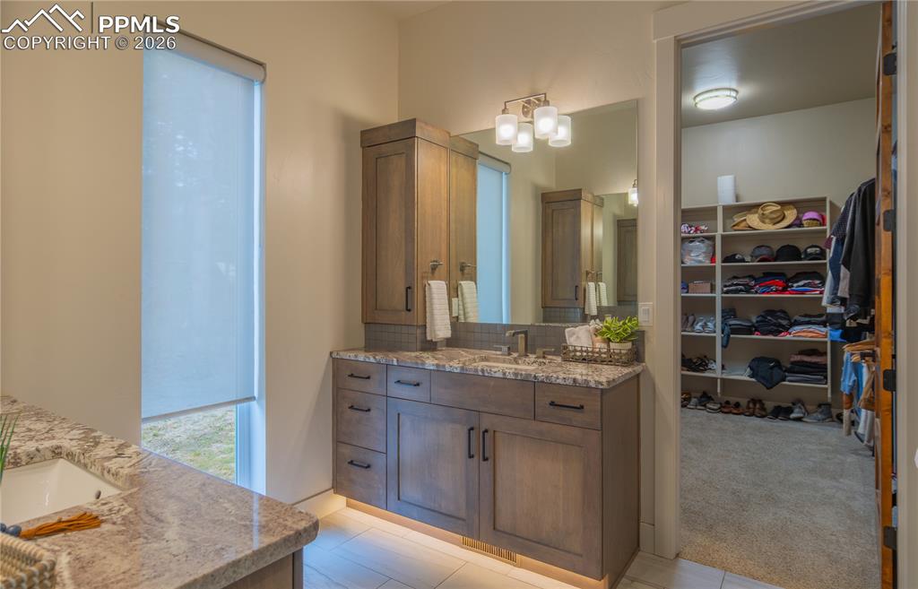 Image 20 of 50: Bathroom