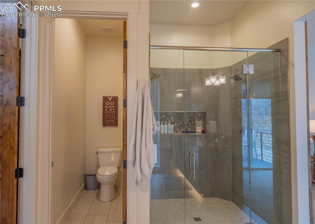 Image 21 of 50: Bathroom