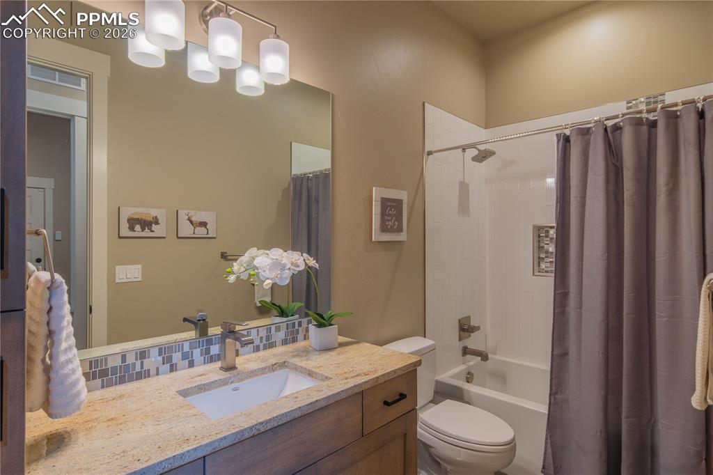 Image 26 of 50: Bathroom