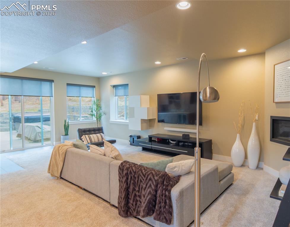 Image 28 of 50: Living Room