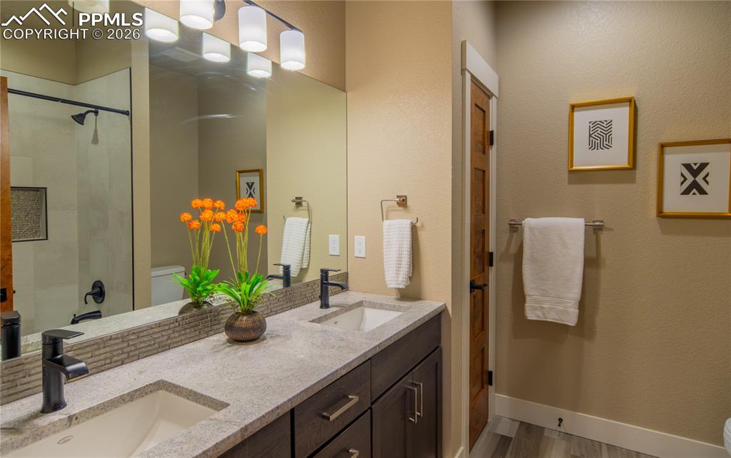 Image 34 of 50: Bathroom