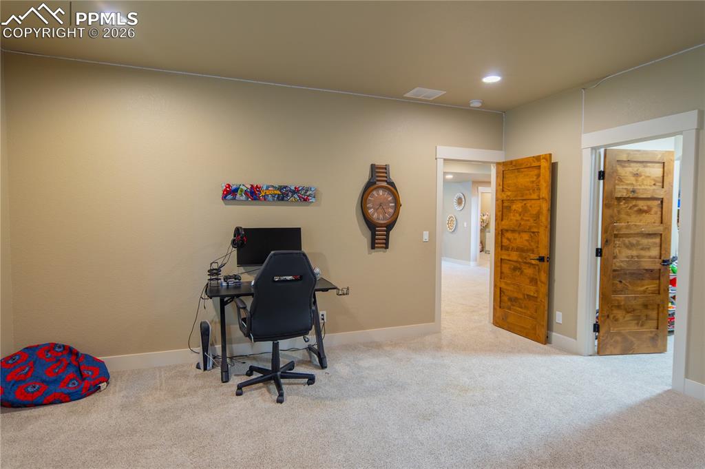 Image 36 of 50: Office