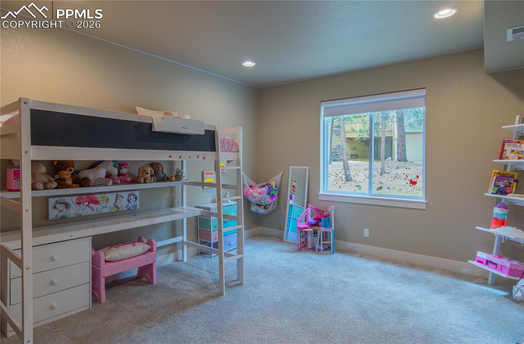 Image 38 of 50: Bedroom