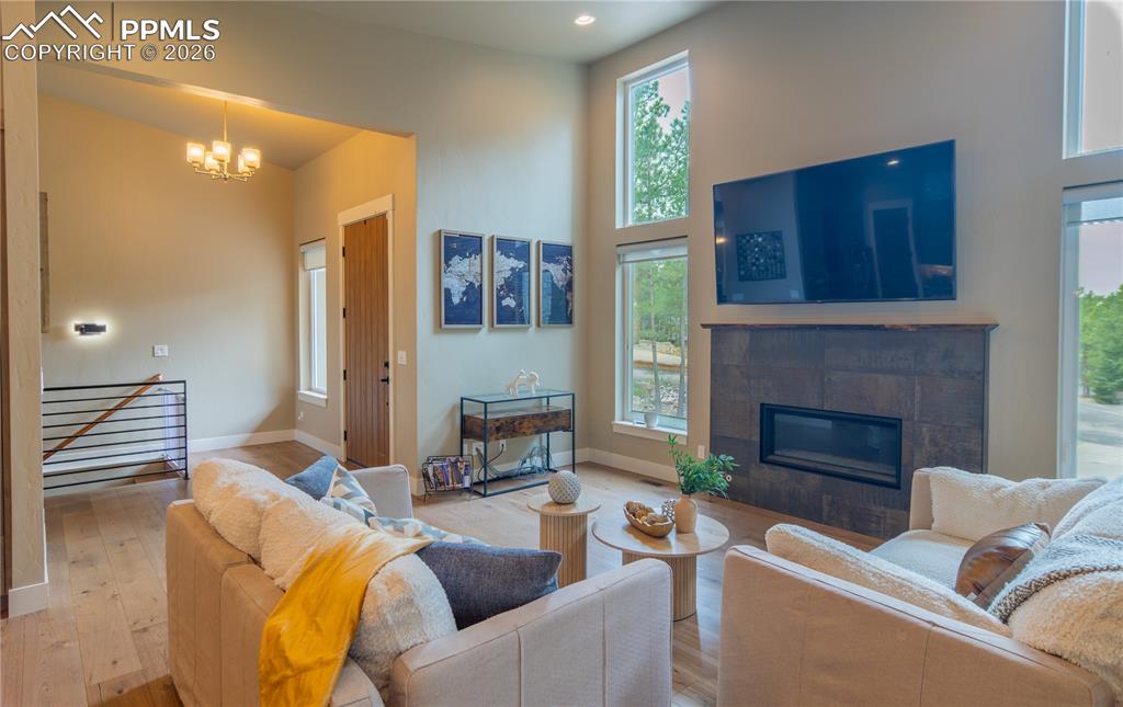 Image 9 of 50: Living Room