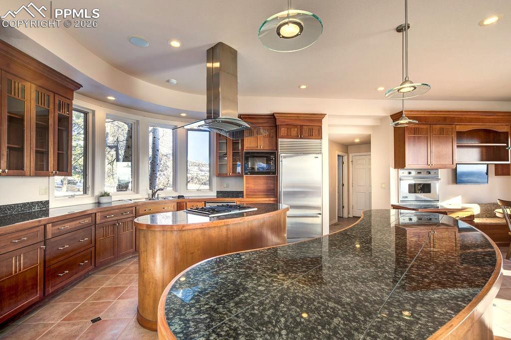 Image 11 of 30: Kitchen