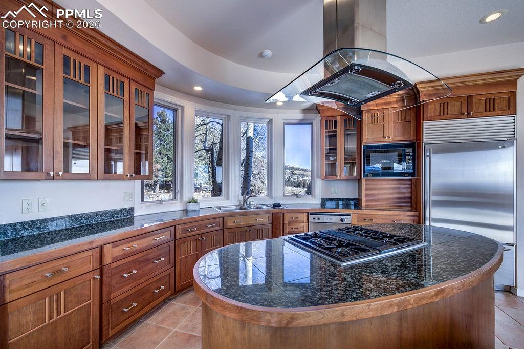 Image 12 of 30: Kitchen