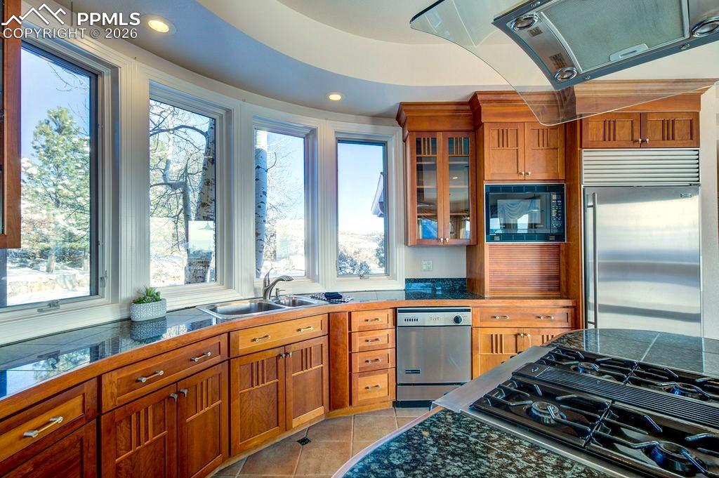 Image 13 of 30: Kitchen