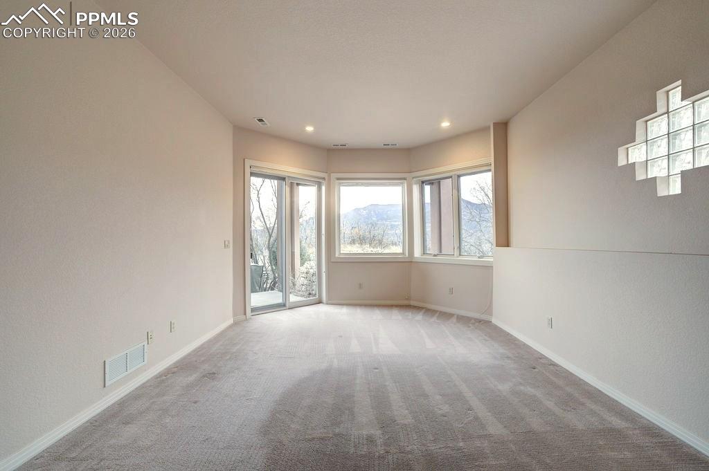 Image 23 of 30: Bedroom