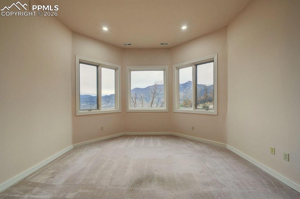 Image 25 of 30: Bedroom