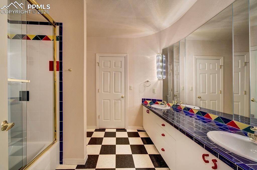 Image 26 of 30: Bathroom