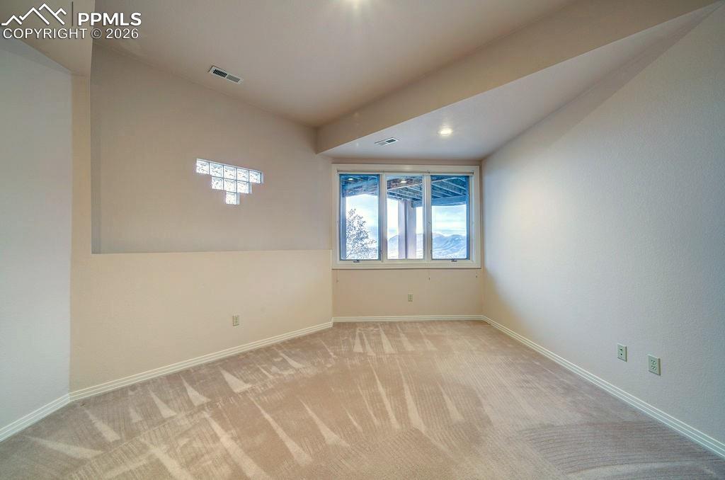 Image 27 of 30: Bedroom