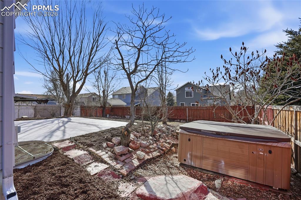 Image 28 of 31: Yard