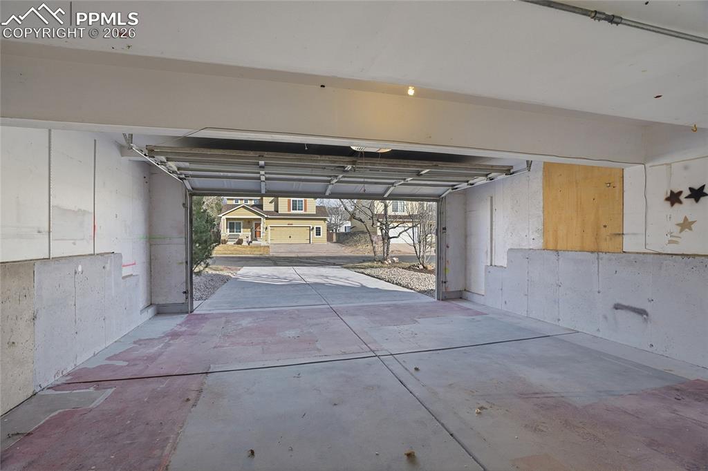 Image 4 of 31: Garage