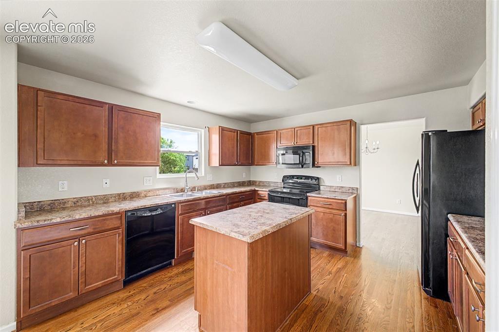 Image 11 of 50: Kitchen