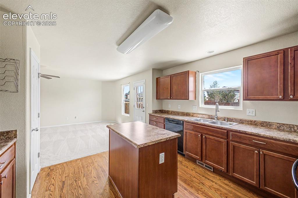 Image 12 of 50: Kitchen