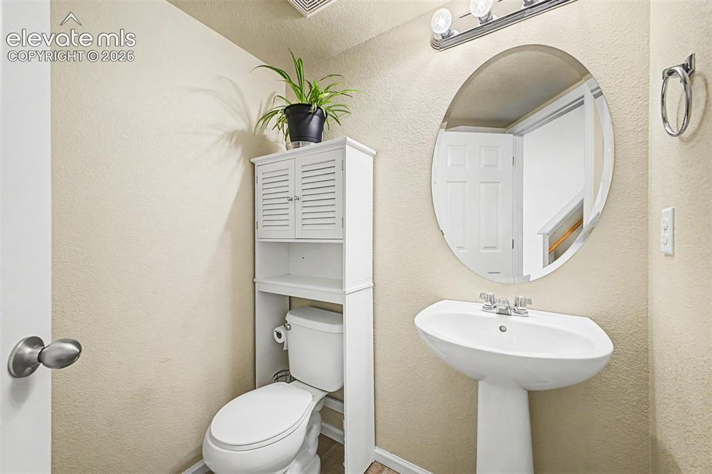 Image 17 of 50: Bathroom