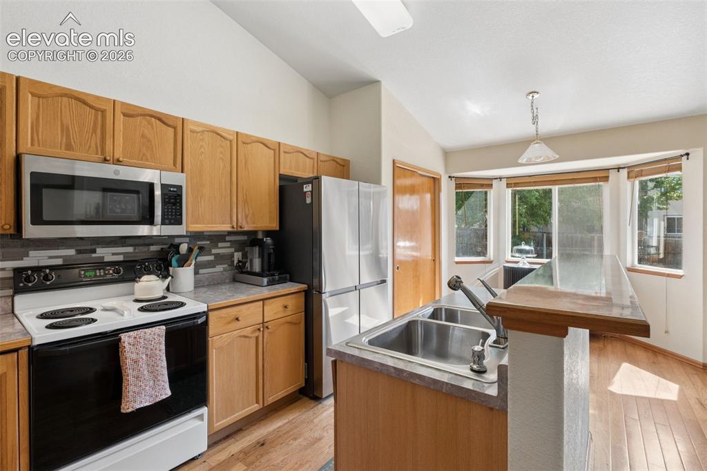 Image 15 of 36: Kitchen