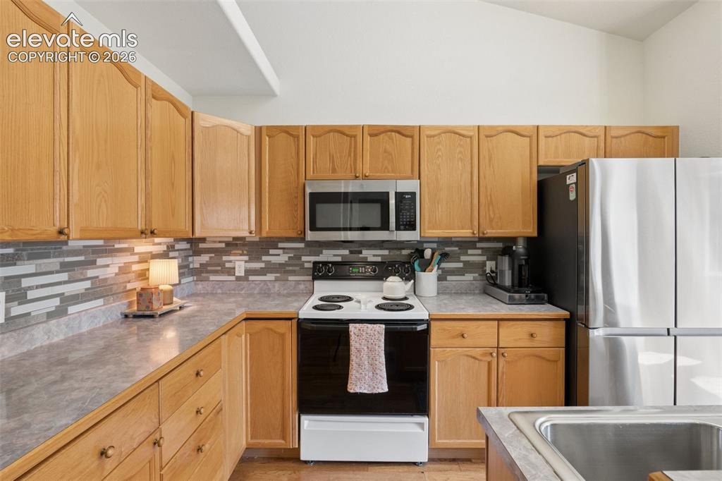 Image 16 of 36: Kitchen