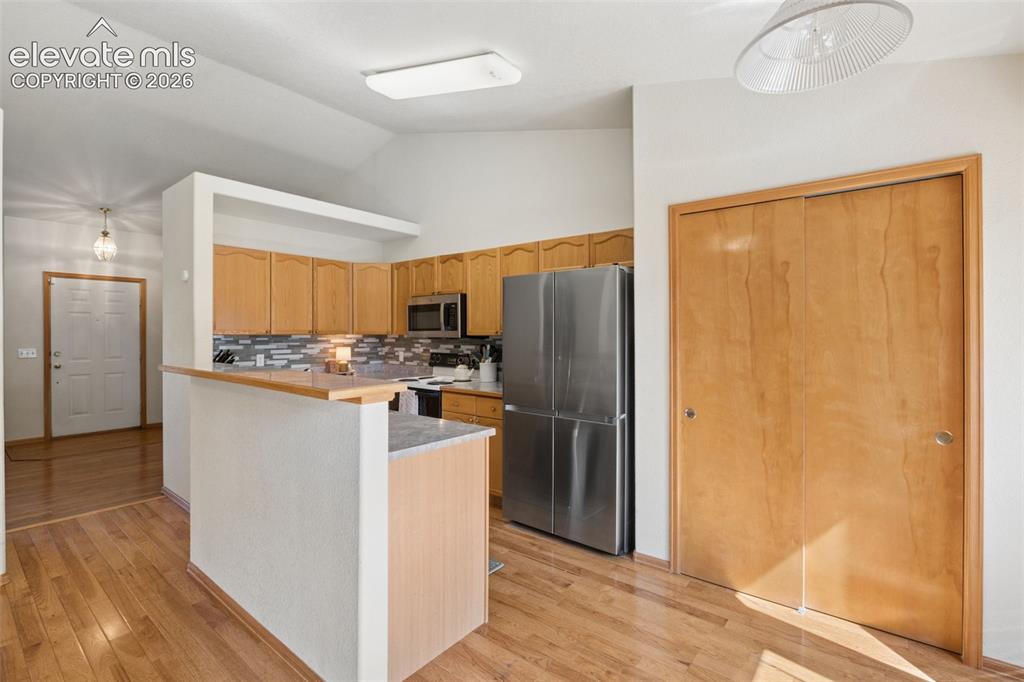 Image 17 of 36: Kitchen