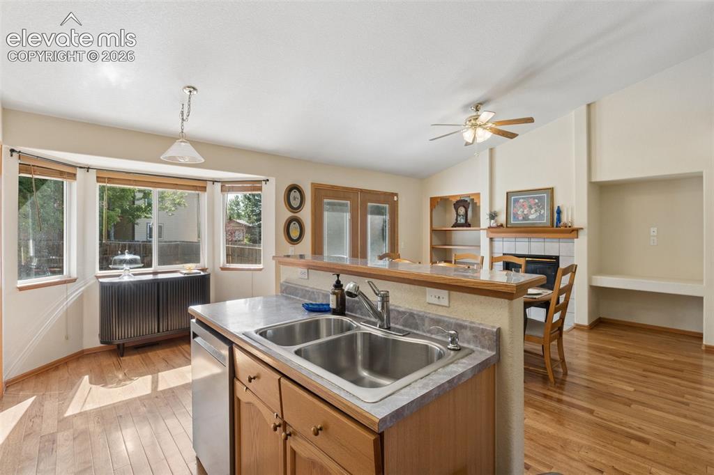 Image 18 of 36: Kitchen