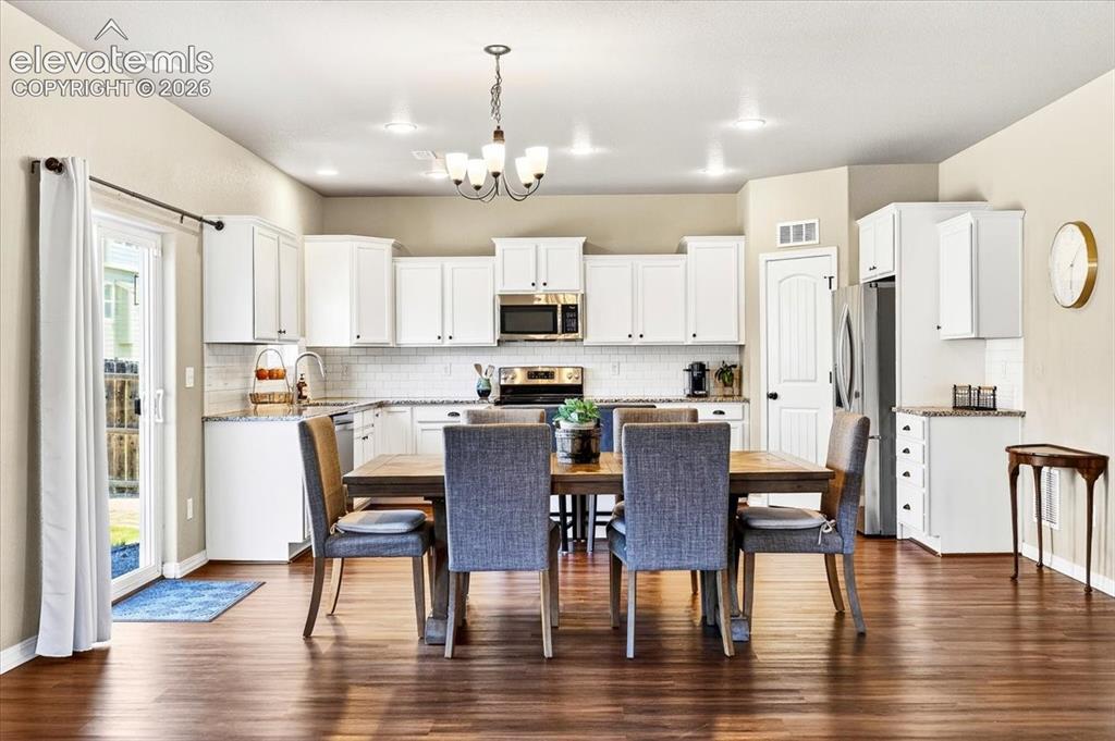 Image 19 of 50: Dining Area