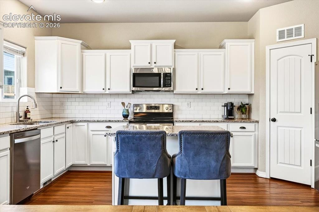 Image 8 of 50: Kitchen