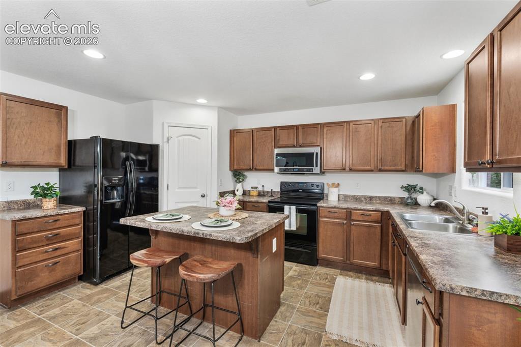 Image 19 of 49: Kitchen