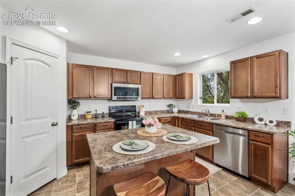 Image 20 of 49: Kitchen