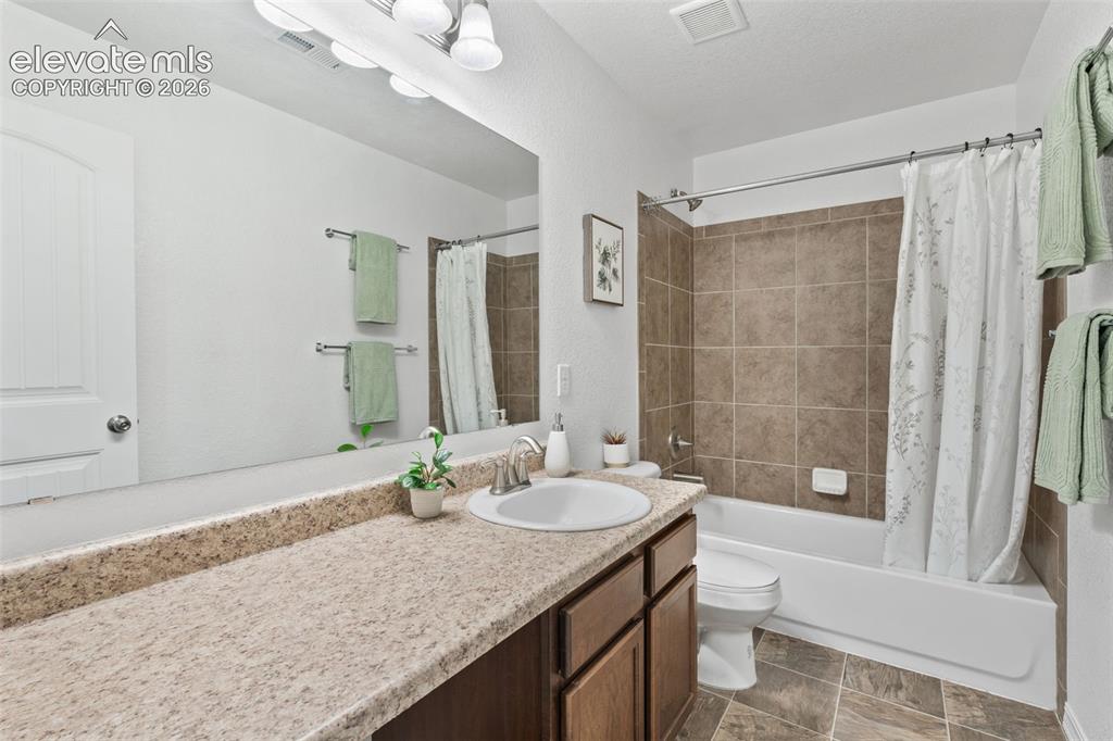 Image 36 of 49: Bathroom