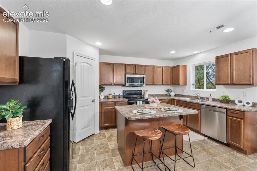 Image 4 of 49: Kitchen