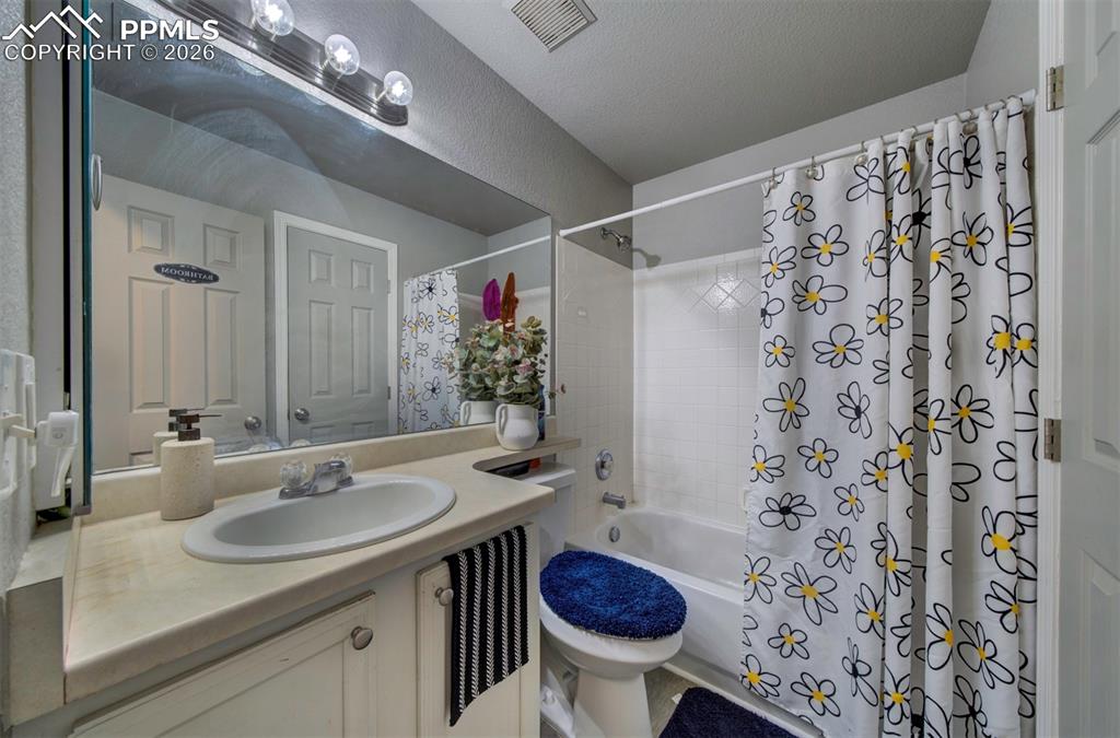 Image 10 of 18: Bathroom