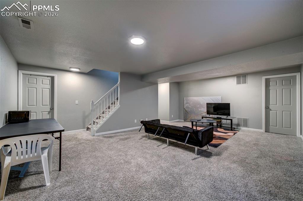 Image 14 of 18: Living Room