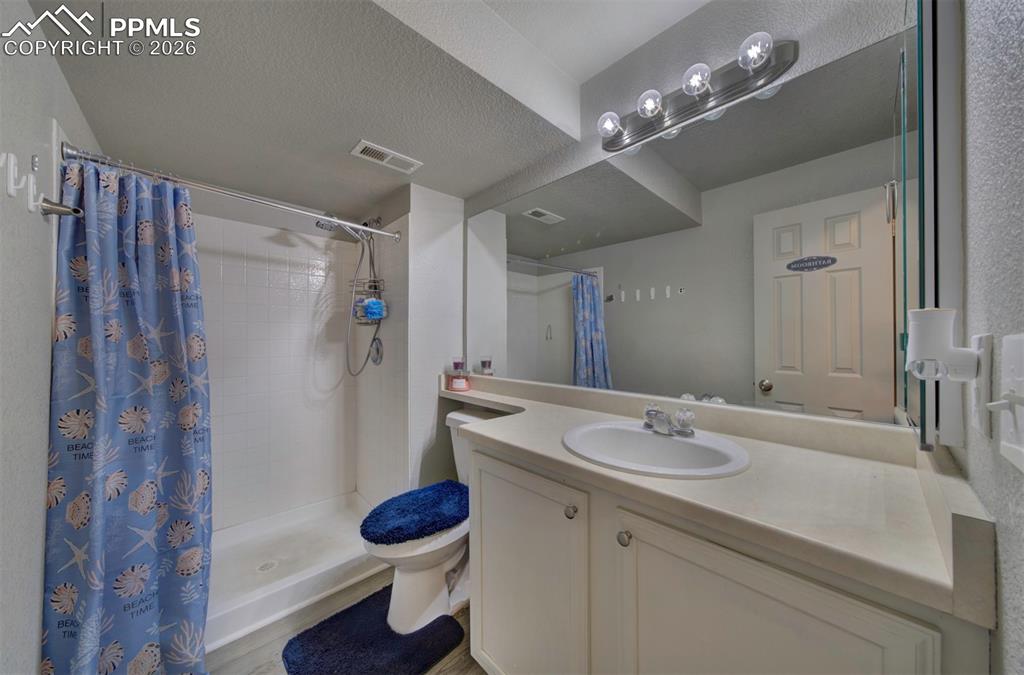 Image 15 of 18: Bathroom