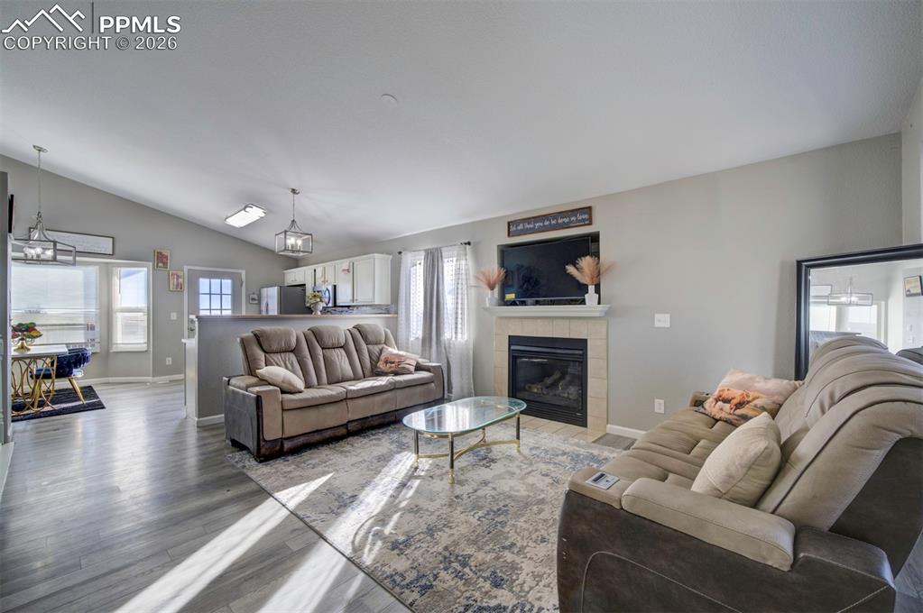 Image 4 of 18: Living Room