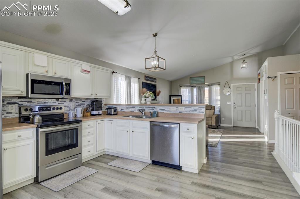 Image 5 of 18: Kitchen