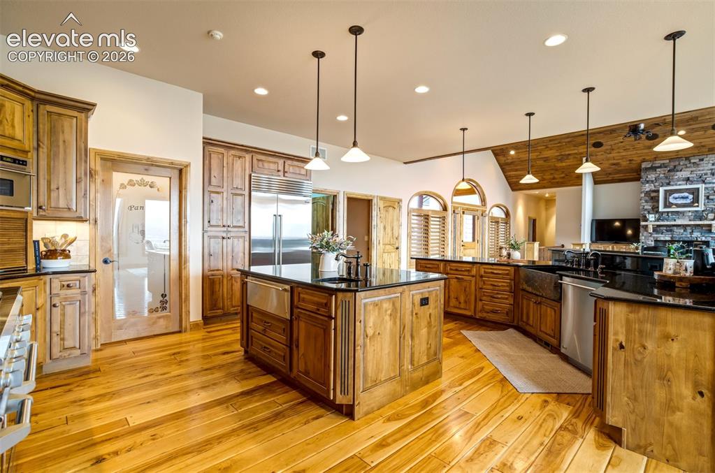 Image 10 of 50: Kitchen