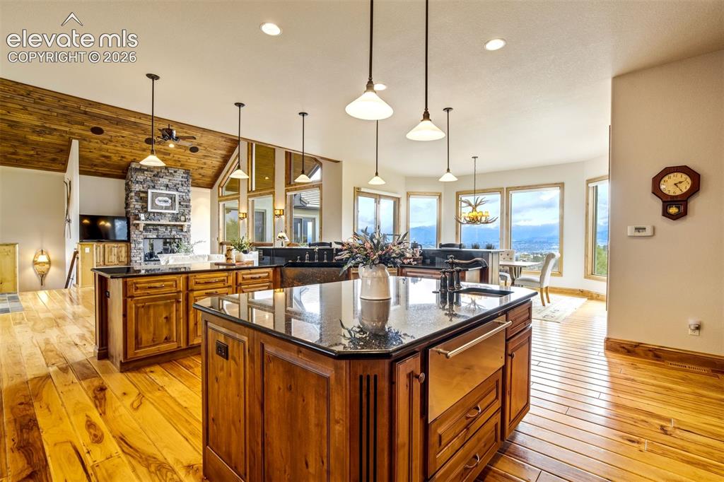 Image 11 of 50: Kitchen