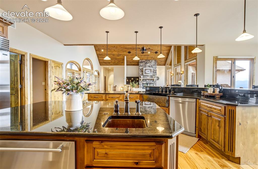 Image 12 of 50: Kitchen