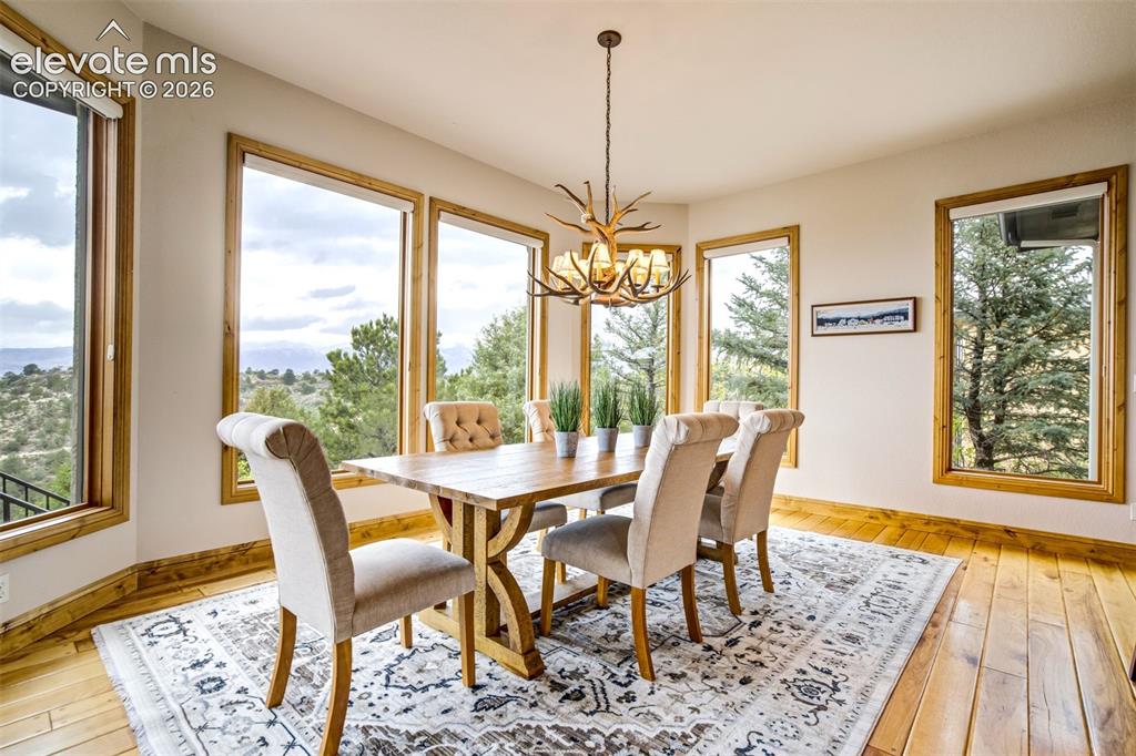 Image 14 of 50: Dining Area