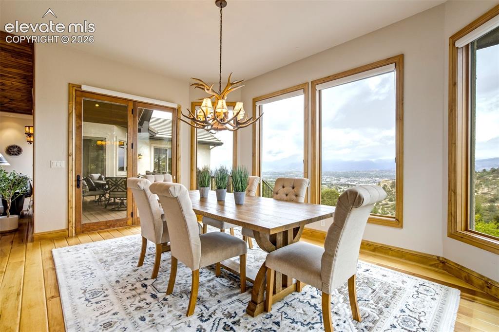 Image 15 of 50: Dining Area