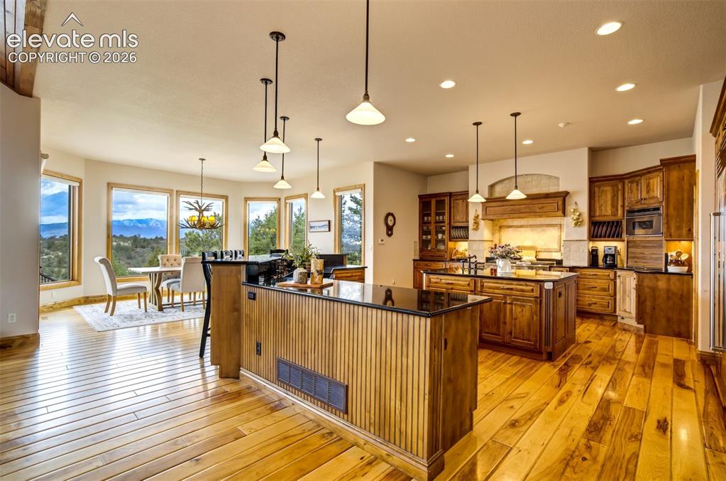 Image 8 of 50: Kitchen