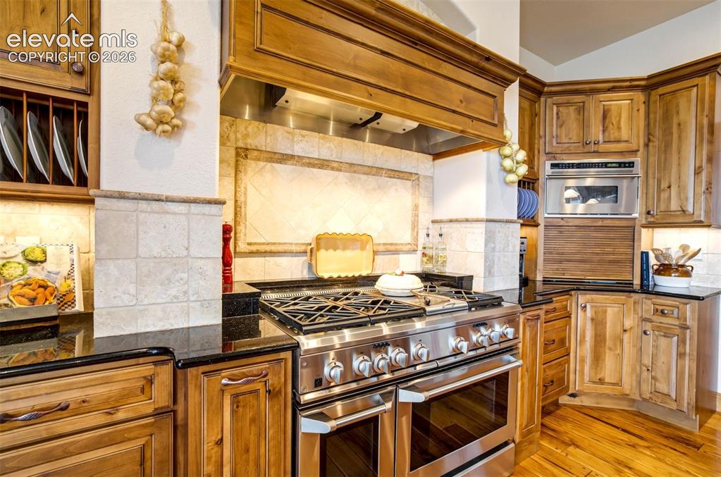 Image 9 of 50: Kitchen