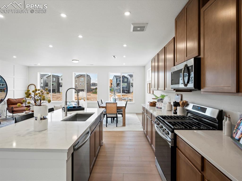 Image 10 of 30: Kitchen