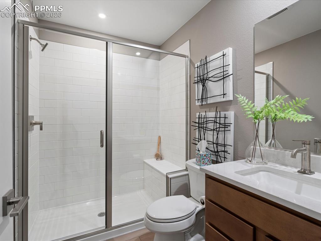 Image 15 of 30: Bathroom