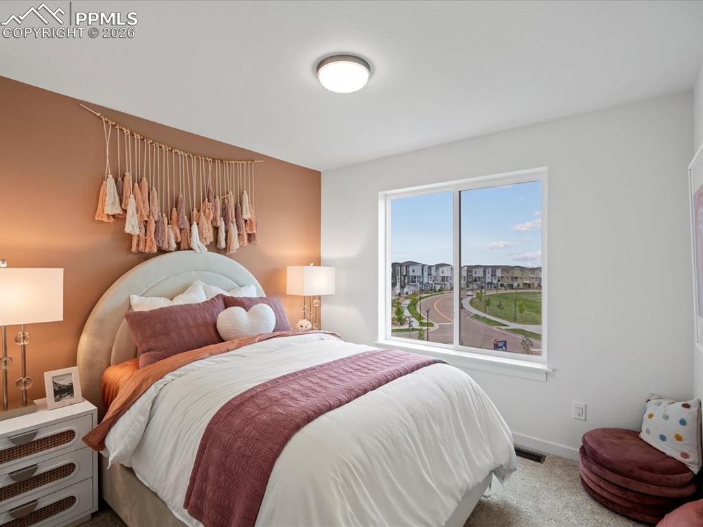 Image 18 of 30: Bedroom