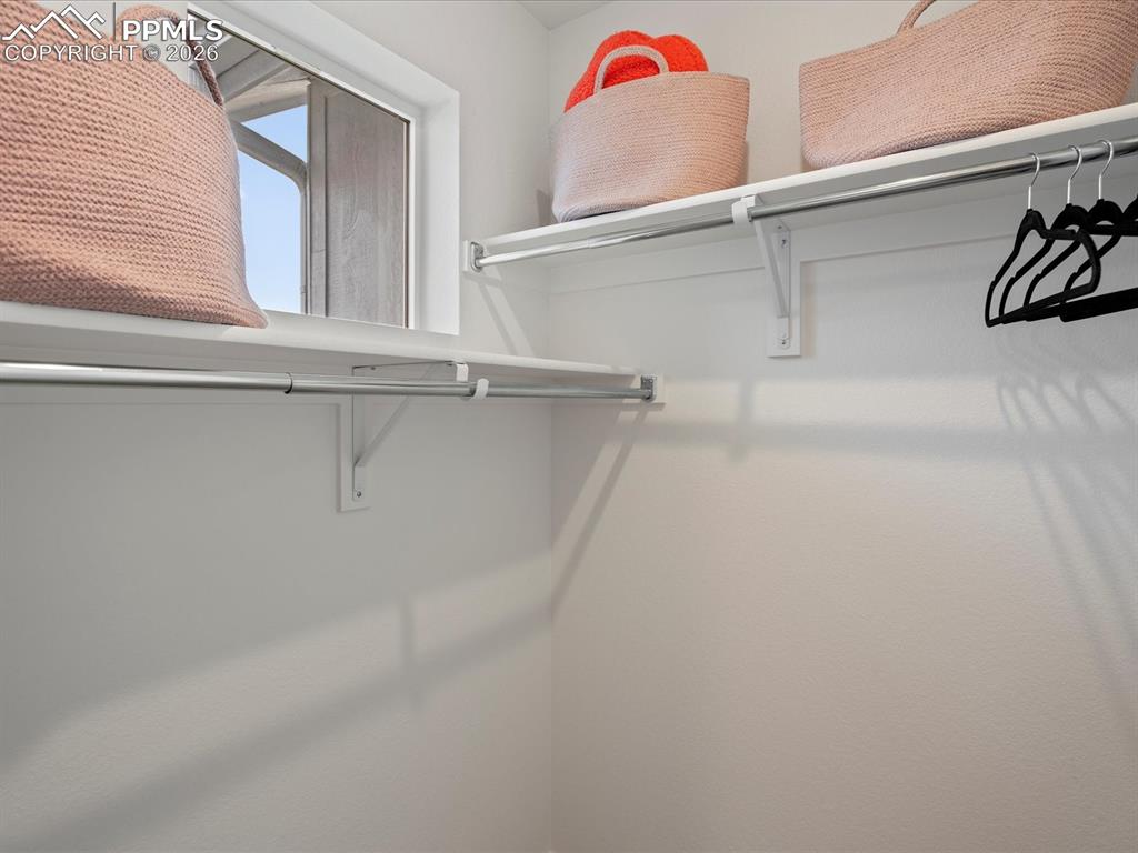 Image 20 of 30: Closet