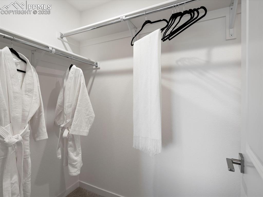 Image 23 of 30: Closet